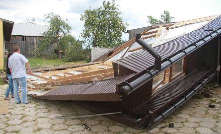 Siła wiatru w gminie Bodzentyn była tak duża, ze nawałnica zrzucała całe dachy z domów. Tu na zdjęciu "zdjęty” przez wiatr dach w miejscowości