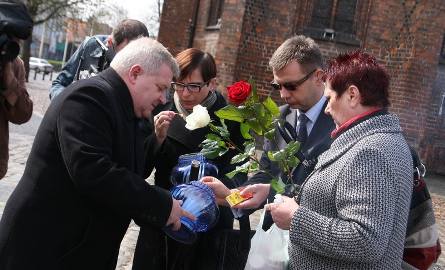 Prezydent Tadeusz Jędrzejczak wraz z Krystyną Sibińską, przeowdniczącą Rady Miasta i Robertem Surowcem, radnym PO zapalają znicze na Starym Rynku
