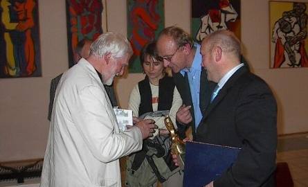 Wincenty Kućma z miłośnikami swojej sztuki, z tyłu Hubert Idźkowski, obok Jerzy Mazurek, Justyna Rogulska i dyrektor PKS Stanisław Wodyński.