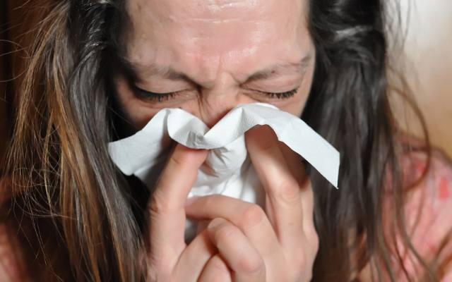 Domowe sposoby na przeziębienie. Jak skutecznie walczyć z przeziębieniem naturalnymi sposobami?