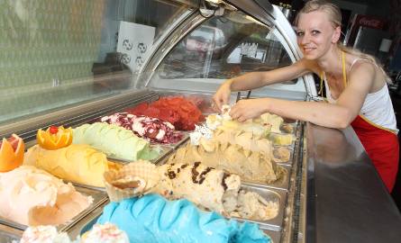 W „Kolorowej” można kupić 18 rodzajów lodów. Pani Ewelina poleca spróbować… wszystkie.