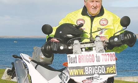 Barry Briggs i motocykl, na którym jeździ od stadionu  do stadionu, by zebrać pieniądze dla kontuzjowanych kolegów