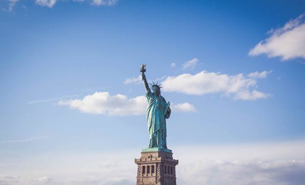 Statua Wolności to dar od Francji. Wzniesiono ją w 1886 r. by upamiętnić pomoc, jakiej Francja udzieliła kolonistom w czasie amerykańskiej wojny o niepodległość.