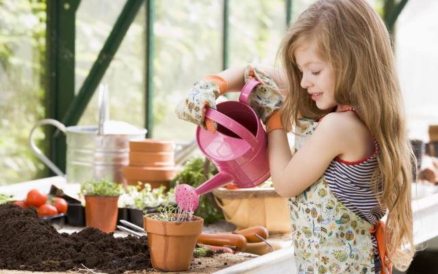 Ciekawość światem, którą wykazuje większość małych dzieci, warto podsycać, dając im możliwość pracy w ogrodzie i przy roślinach.