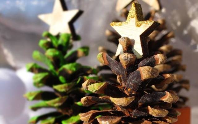 Szyszka to wdzięczny materiał na zrobienie dekoracji świątecznych. Jednym z pomysłów jest szyszka wyglądająca jak bożonarodzeniowe drzewko.