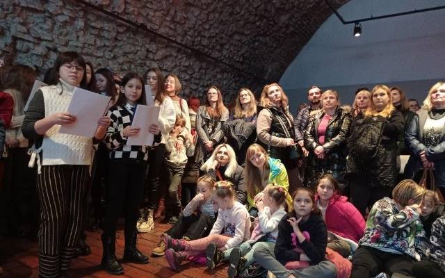 Kolędowanie polsko-ukraińskie na zamku w Pieskowej Skale. Przybyły dzieci, młodzież i dorośli