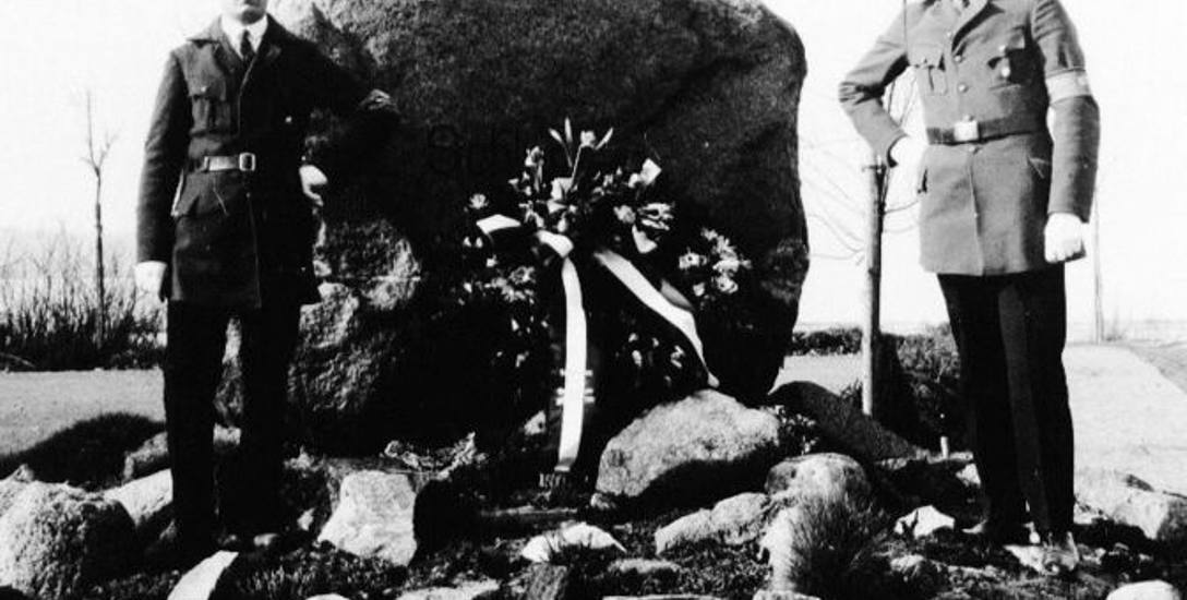 Zdjęcie z okresu międzwojennego, mundurowi robią sobie zdjęcie na tle szczecineckiego pomnika Schlagetera