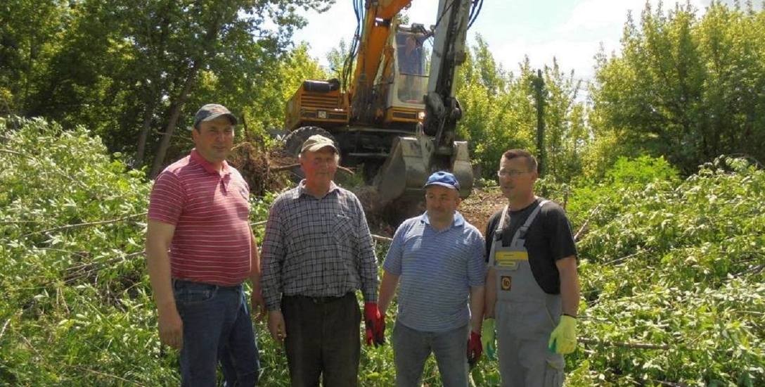 Zdzisław Jachimowski, Jan Krawczyk, Antoni Hajdanko i Tomasz Blatkiewicz rok temu pracowali przy wycince drzew. W sobotę organizowane będą porządki i