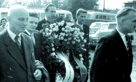 W środku z wieńcem - Romuald Pilaczyński. Zdjęcie zrobione w drodze na Cmentarz Bohaterów na Wzgórzu Wolności. Pierwszy od prawej w kierunku cmentarza