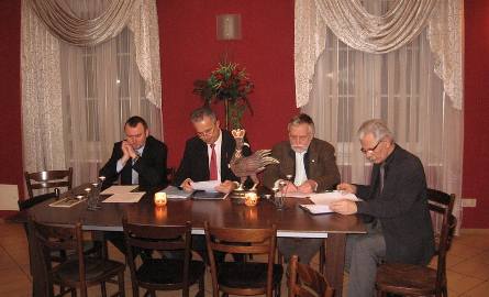 Zebranie prowadzi Rada Bractwa : od lewej "Krzysztof Szewczyk, Hetman Sławomi Adamiec, Mariusz Fogiel i Marek Niedźwiecki