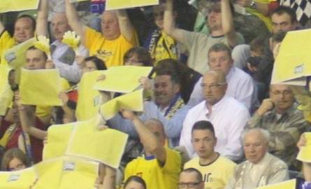 Tomasz Malmon (w niebieskiej koszuli, obok Marek Przybylski) podczas meczu w Kielcach wziął udział w kartoniadzie „Echa Dnia”.