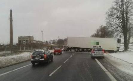 Ciężarówka blokuje drogę we Włostowie.