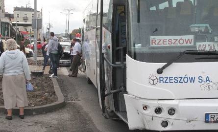 Wypadek w Kielcach. Autobus zderzył się z samochodem osobowym (zdjęcia)