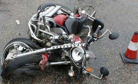 Dachował i uderzył w motocykl. 33-letnia motocyklistka nie przeżyła. (zdjęcia)