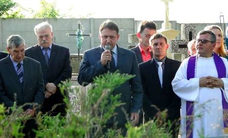 Powagę chwili podkreślił w przemówieniu burmistrz Dariusz Skiba, składając hołd pomordowanym.