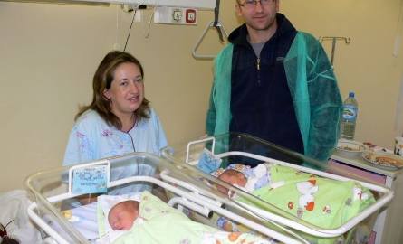 Monika oraz Zbigniew Paruchowie z Sulisławic (województwo świętokrzyskie) to szczęśliwi rodzice bliźniaczek, które przyszły na świat 1 stycznia tuż przed