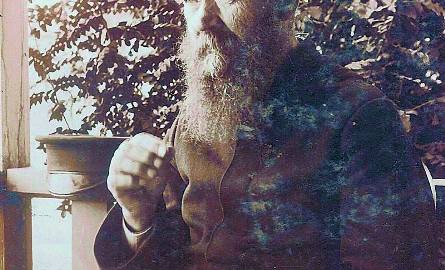 Portret dostojnego Władysława Krzemienieckiego, seniora rodu. Na odwrocie informacja, że „zmarł 19 maja 1920 roku, na 78 lat”.