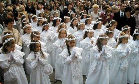 Uroczystości komunijne w Stalowej Woli: dziewczęta w komunijnych strojach wyglądają niezwykle pięknie.