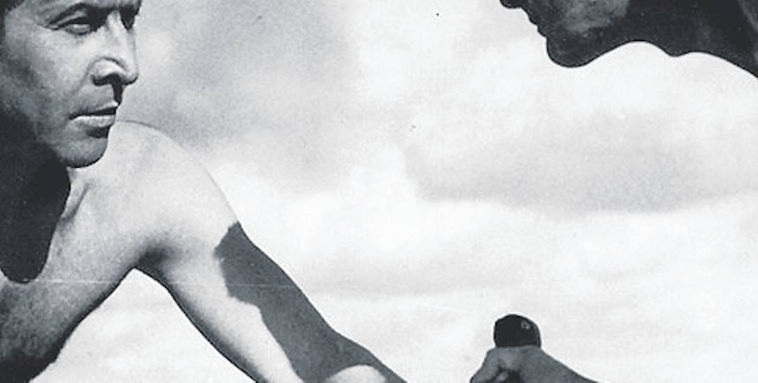 Leon Niemczyk i Zygmunt Malanowicz grają „w noża”. Scena z filmu „Nóż w wodzie” Romana Polańskiego (1961 rok)