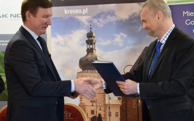 Umowę na realizację inwestycji podpisali Janusz Fic, prezes MPGK (po prawej) i Andrzej Bednarek, prezes AK NOVA z Poznania.
