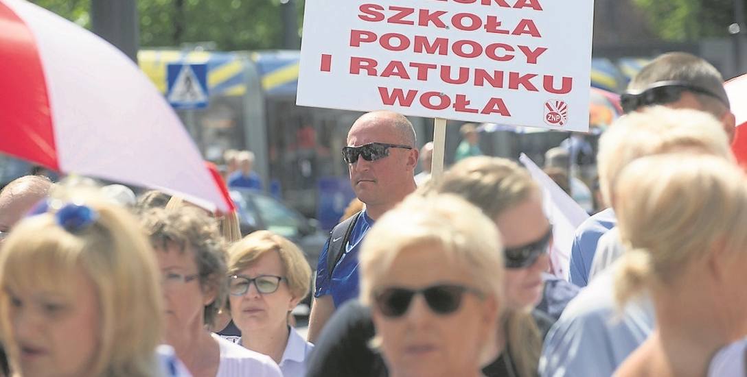 Gdy w czerwcu minister edukacji Anna Zalewska ogłaszała w Toruniu planowane zmiany, przed budynkiem protestowali związkowcy z ZNP. Teraz zapowiadają,