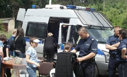 Dzieci uczestniczące w pikniku w Kosowie mogły między innymi obejrzeć policyjne radiowozy i wyposażenie, z jakiego na co dzień korzystają funkcjonar