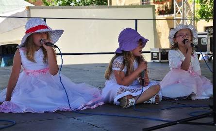 Talenty wokalne zaprezentowały dziewczynki z koprzywnickiego Domu Kultury.