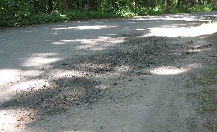 Dziury na drodze prowadzącej do Golejowa zasypano w lipcu żwirem. O chodniku możemy tylko pomarzyć, bo nie ma go nawet w planach.