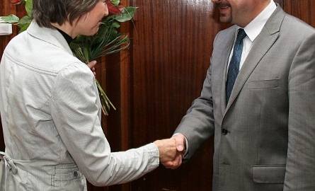Zwykle kwiaty daje się paniom, ale i te wezmę! Mirosław Ślifirczyk, starosta radomski przyjął bukiet z rąk Renaty Mazur, sekretarz powiatu.