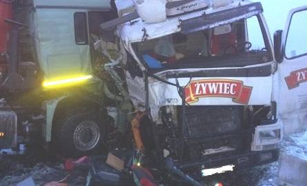 Kierowcę jednej z ciężarówek musieli wydobywać z kabiny strażacy.