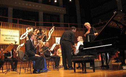 Pianista, Marcin Kawczyński i dyrygentka Kristin Groven - Holmboe z Norwegii cieszą się z udanego występu.