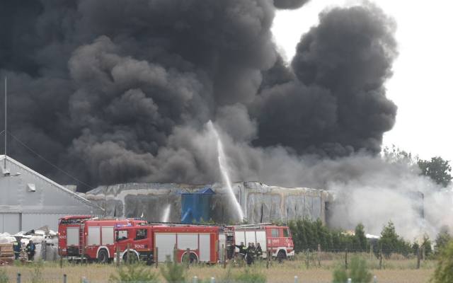 200 strażaków z całego regionu walczyło z wielkim pożarem zakładu przetwarzającego odpady [ZDJĘCIA, WIDEO]