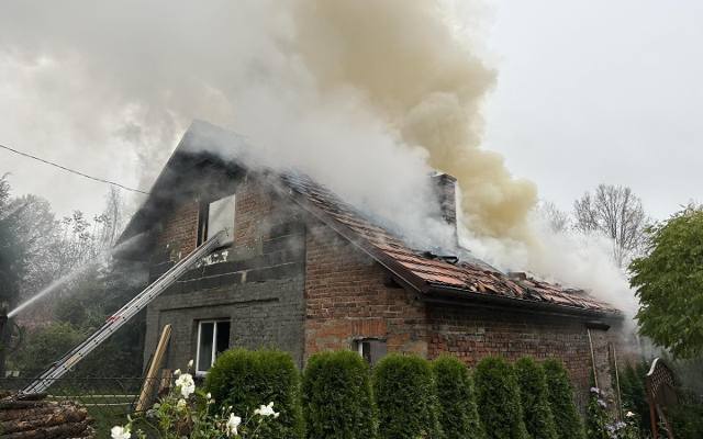 Pożar domu jednorodzinnego w Bulowicach. Z ogniem walczyło dziewięć zastępów straży pożarnej. Są poszkodowani. ZDJĘCIA