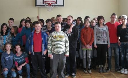Wspólne zdjęcie młodych fryzjerek i młodzieży z ośrodka w Baryczy