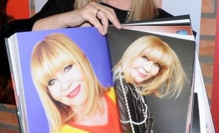 Maria Szabłowska ze swoimi zdjęciami w albumie.