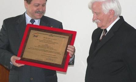 Honorową nagrodę Andrzejowi Wadowskiemu wręczył Czesław Maj, dyrektor buskiego zakładu energetycznego.