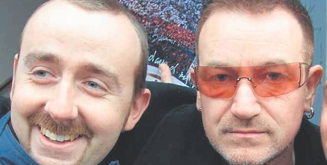 Bono z U2 i Zbyszko Zalewski, pomysłodawca flagi