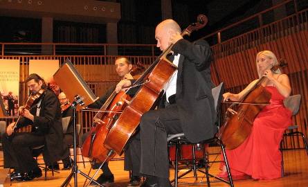 Solistki orkiestry wystąpiły w kolorowych sukniach.