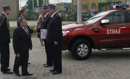 „Akt przekazania” auta został wręczony na ręce Tomasza Witeckiego, komendanta powiatowego Państwowej Straży Pożarnej w Jędrzejowie przez Mirosława Majchrowicza,