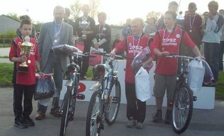 Uczniowie z Komornik dostali w nagrodę po rowerze górskim, kaski i dresy.