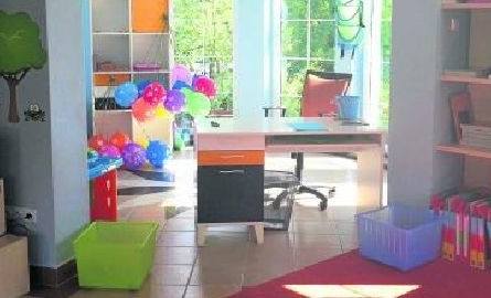 Tak prezentują się kolorowe i słoneczne wnętrza - oddanej właśnie do użytku nowej sali zabaw w Przedszkolu Motylek w Kazimierzy Wielkiej. Pobyt dziecka