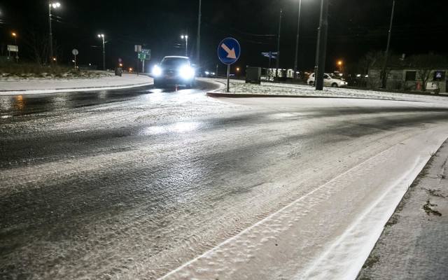 IMGW ostrzeżenia: Będzie bardzo ślisko na drogach i chodnikach. Pomarańczowy alert dla Małopolski 12 02 2019