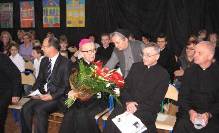 Wyrazem wdzięczności za dokonania księdza biskupa Edwarda Materskiego były kwiaty