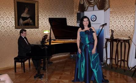 Śpiewa Katarzyna Suska, przy fortepianie  Michał Zagiorski.
