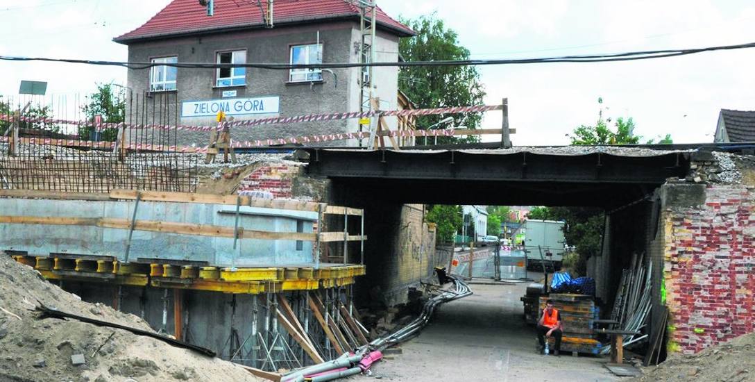 Remont wiaduktu kolejowego nad ulicą Batorego powoduje utrudnienia nie tylko dla kierowców