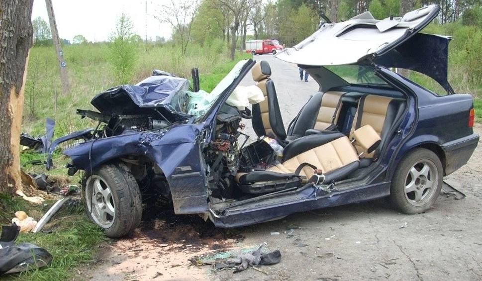 Makabryczny wypadek pod Białogardem. BMW uderzyło w drzewo
