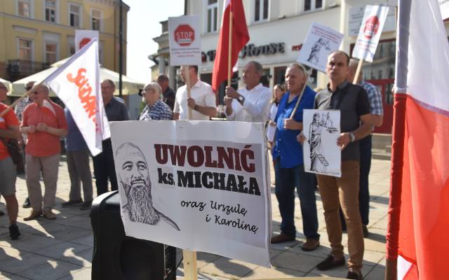 Manifestacja w centrum Tarnowa w obronie księdza Michała Olszewskiego. Uczestnicy przynieśli ze sobą biało-czerwone flagi oraz transparenty