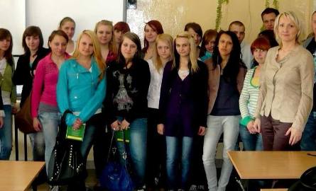 Członkowie Szkolnego Klubu Europejskiego wraz z opiekunem Anetą  Jaszewską.