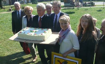 Burmistrz Jan Olczyk zafundował wszystkim gościom okazały tort