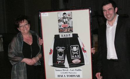 Prezes skarżyskiego sądu Anna Wydrzyńska wylicytowała bokserki Tomasza "Gorilli” Drwala. Na zdjęciu z pięściarzem i trofeum.